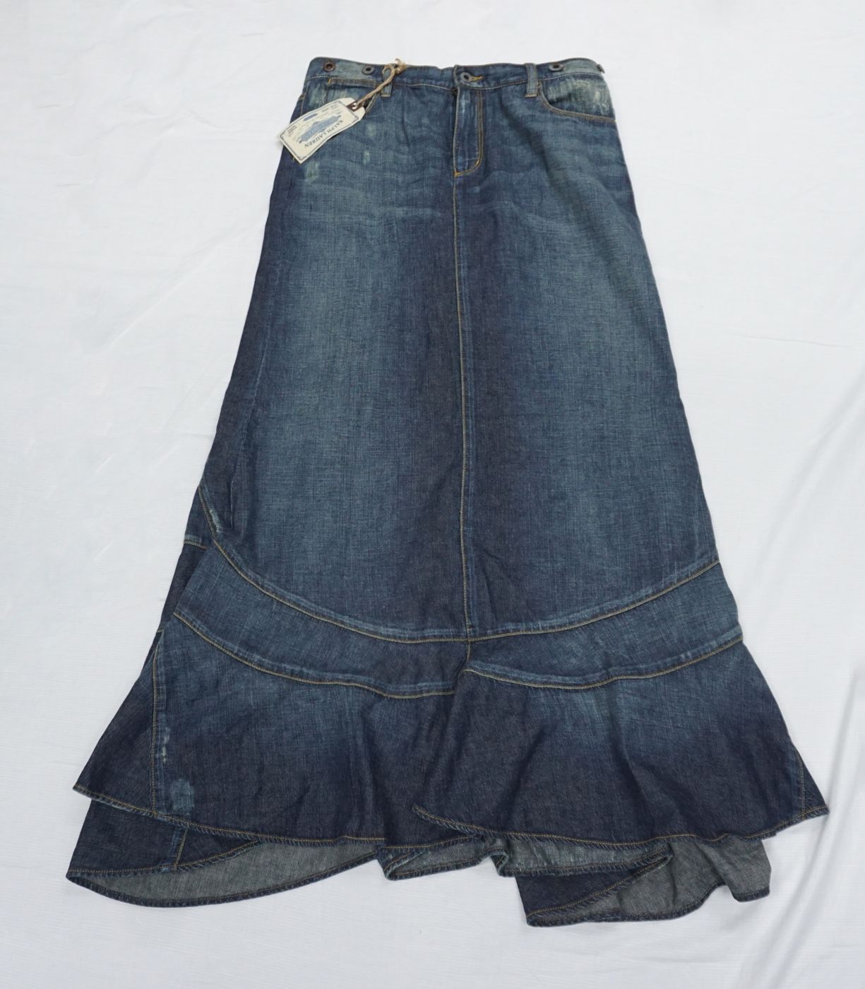 Denim skirt — ruffled hem